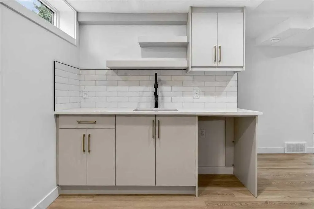 739 Sabrina Road SW Calgary AB T2W0P4