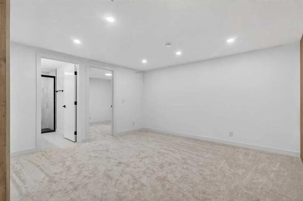 739 Sabrina Road SW Calgary AB T2W0P4