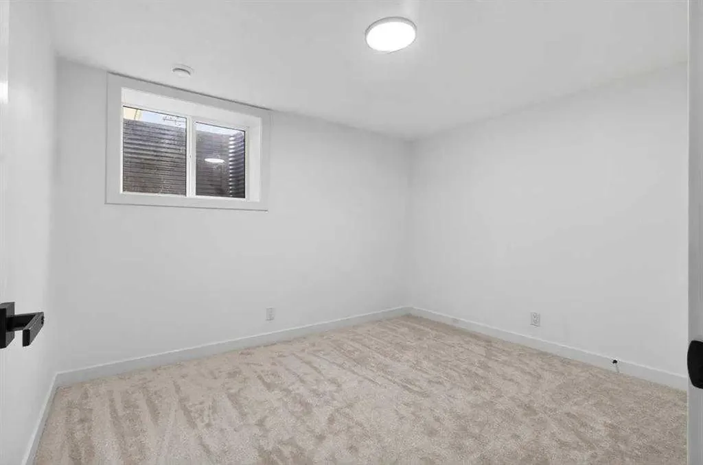 739 Sabrina Road SW Calgary AB T2W0P4