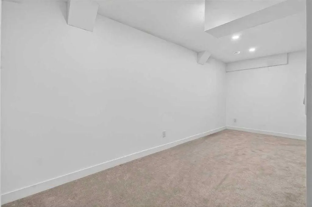 739 Sabrina Road SW Calgary AB T2W0P4