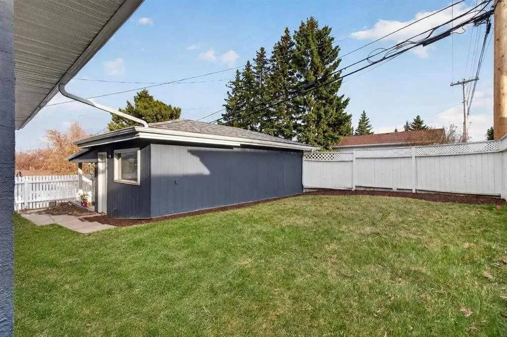 739 Sabrina Road SW Calgary AB T2W0P4