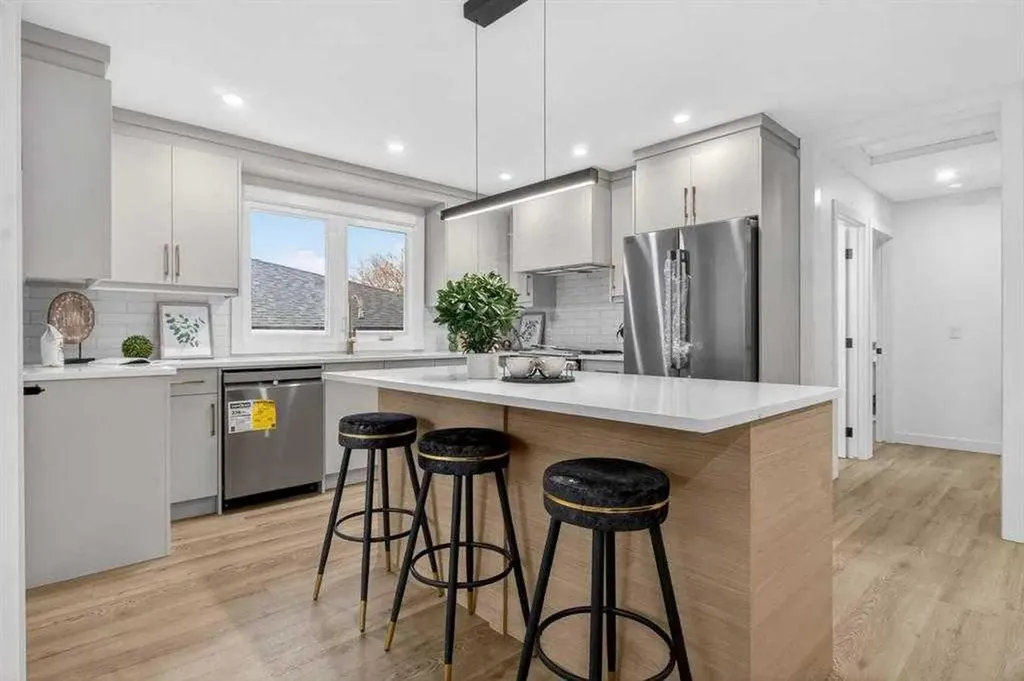 739 Sabrina Road SW Calgary AB T2W0P4