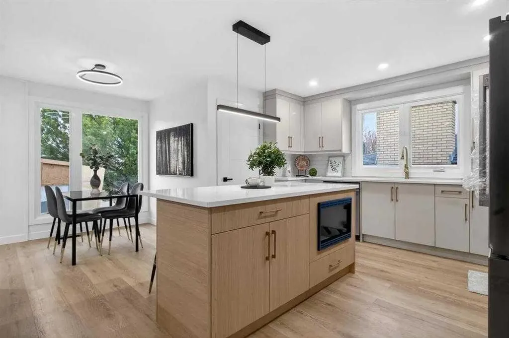 739 Sabrina Road SW Calgary AB T2W0P4