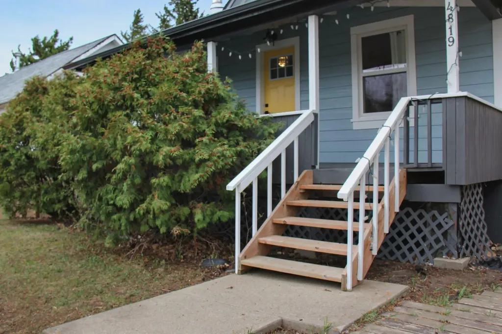 4819 50 Street Lougheed AB T0B 0B9