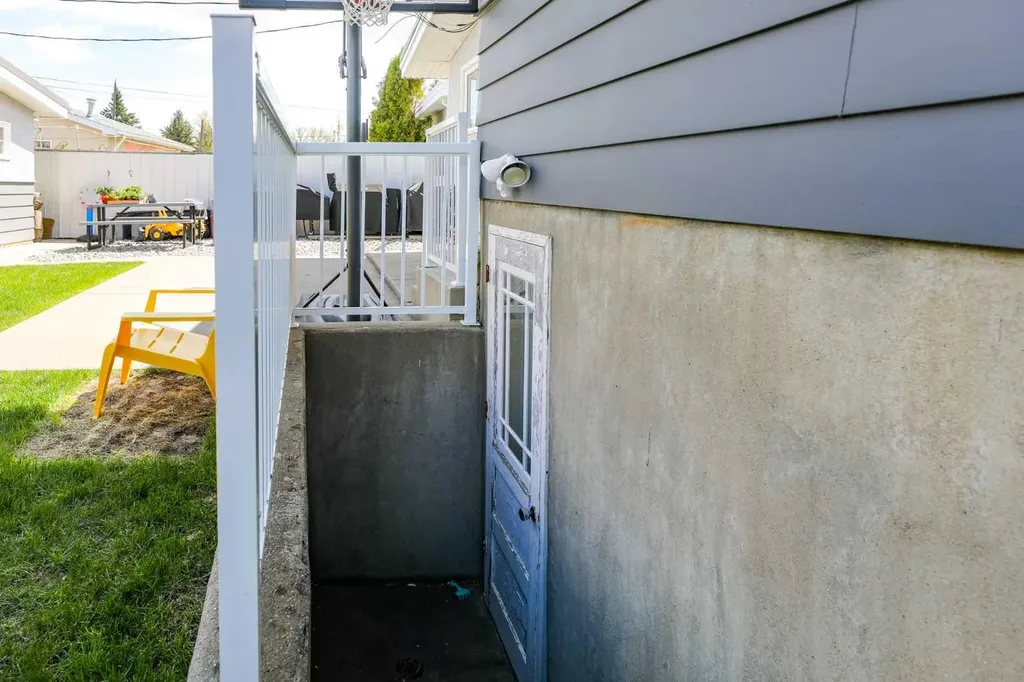 2705 22 Avenue S Lethbridge AB T1K 1J8