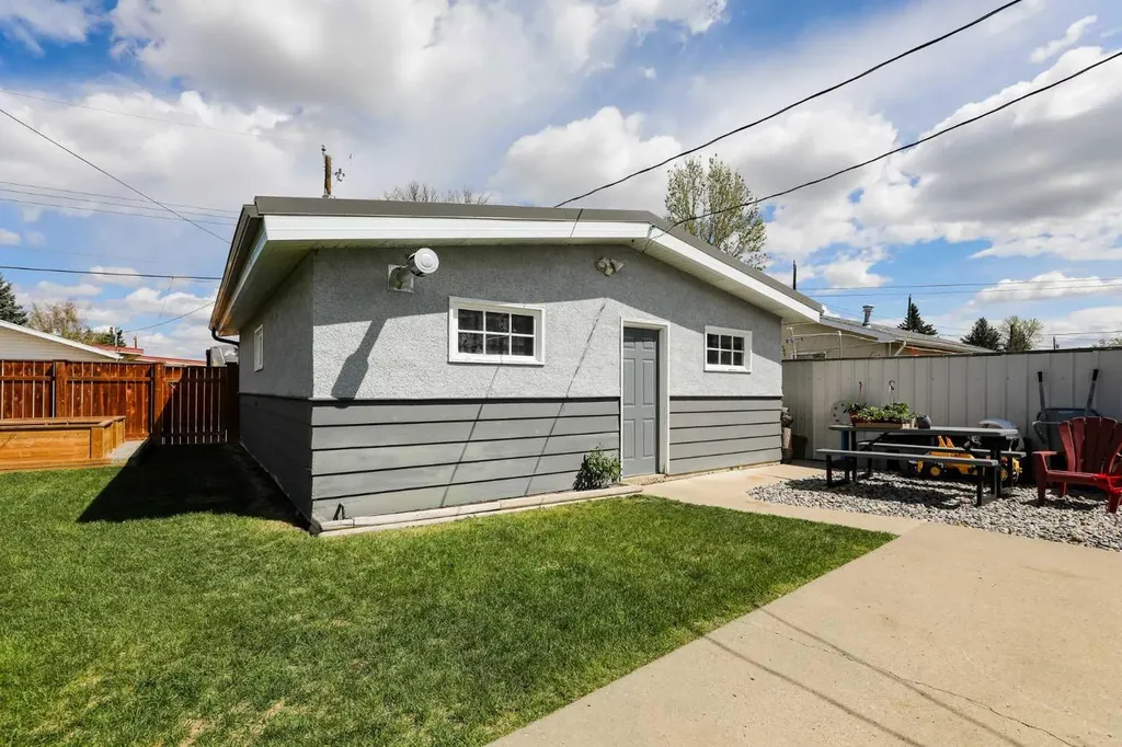 2705 22 Avenue S Lethbridge AB T1K 1J8