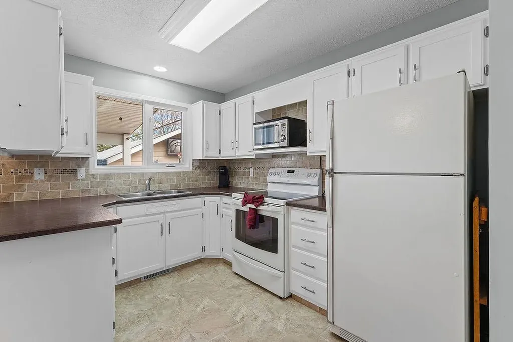3731 50 Avenue Innisfail AB T4G1J2
