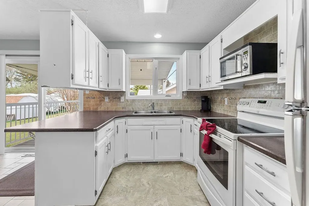 3731 50 Avenue Innisfail AB T4G1J2