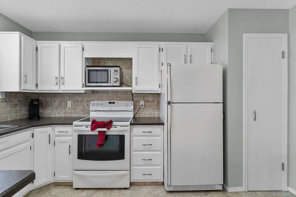 3731 50 Avenue Innisfail AB T4G1J2