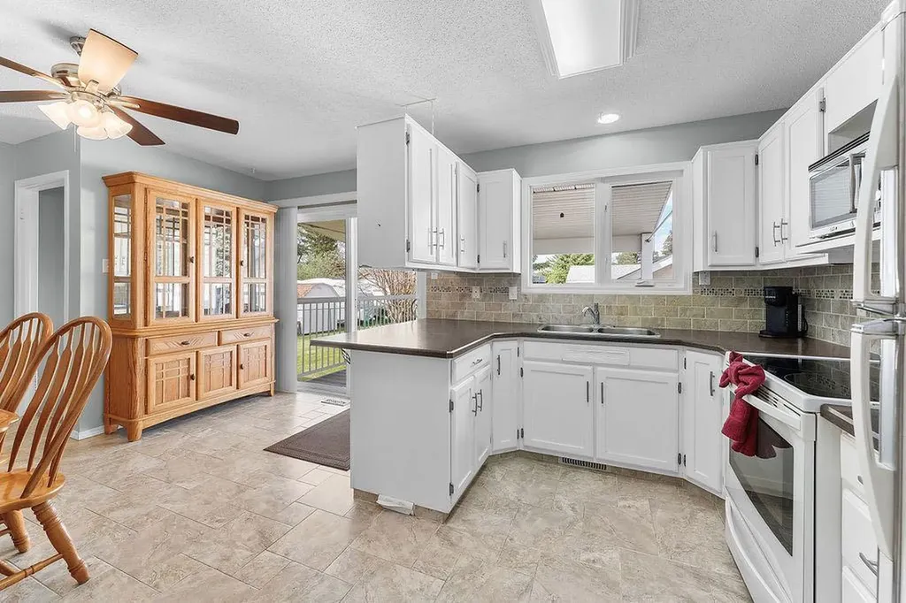3731 50 Avenue Innisfail AB T4G1J2