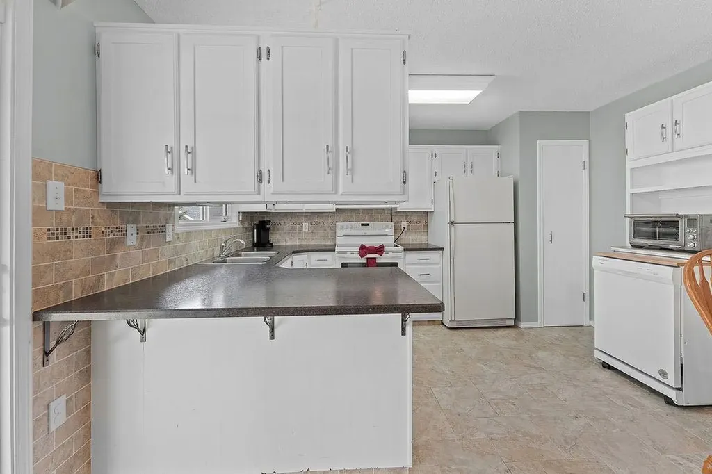 3731 50 Avenue Innisfail AB T4G1J2