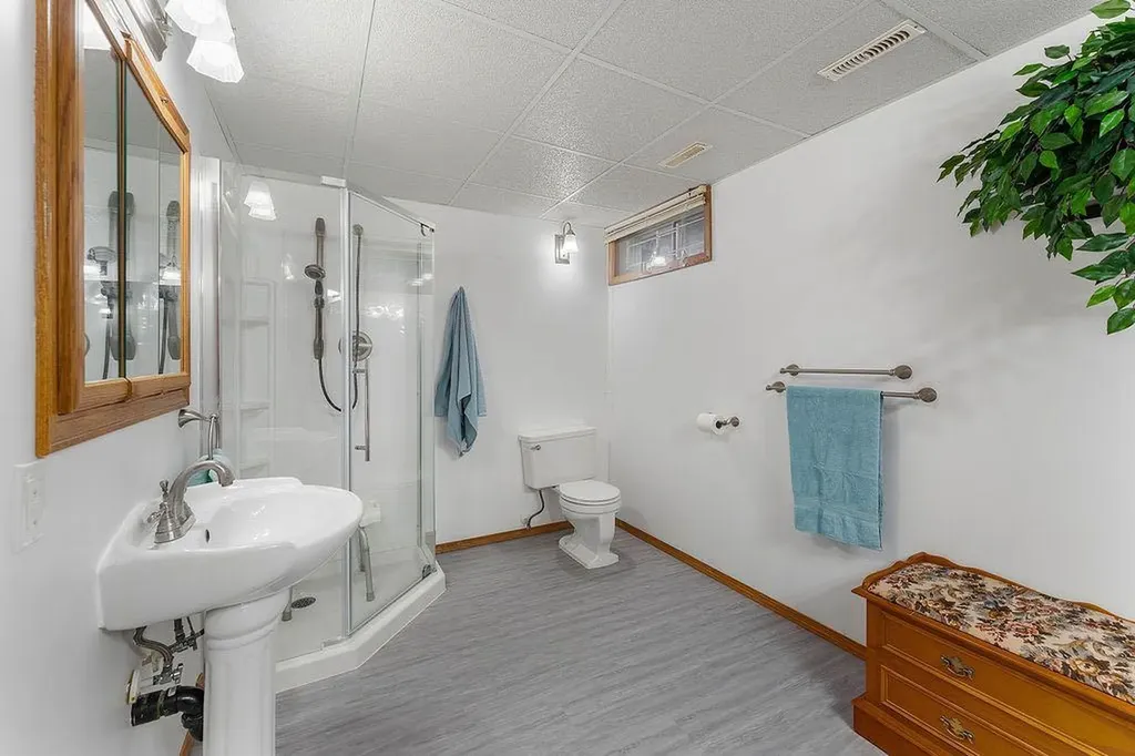 3731 50 Avenue Innisfail AB T4G1J2
