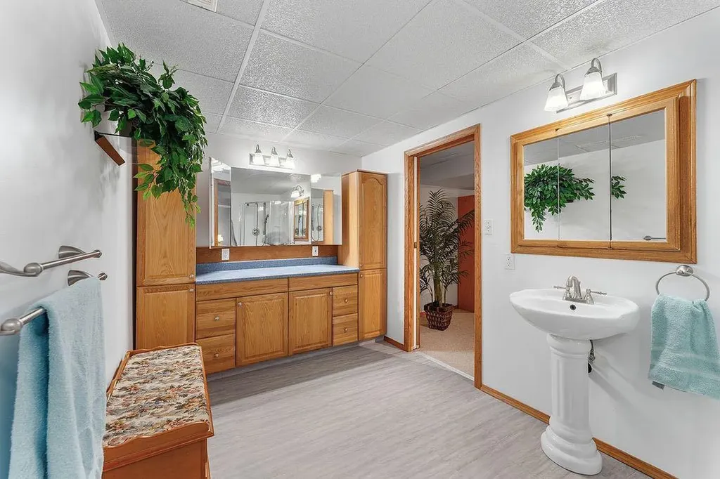 3731 50 Avenue Innisfail AB T4G1J2