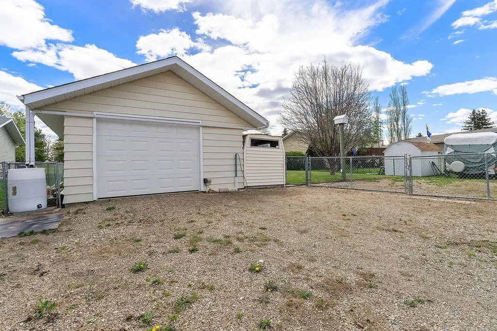 3731 50 Avenue Innisfail AB T4G1J2