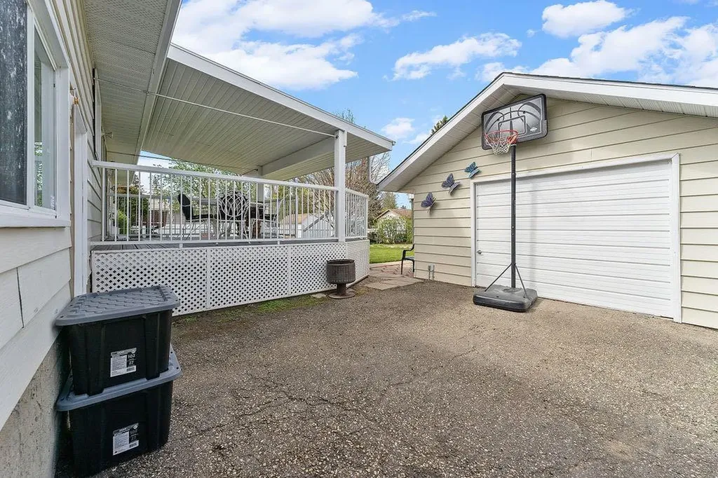 3731 50 Avenue Innisfail AB T4G1J2
