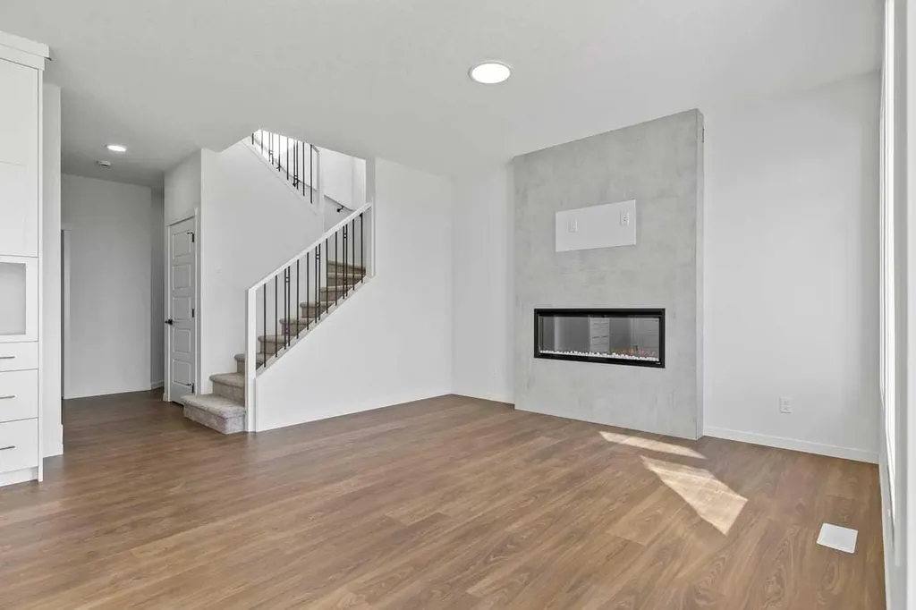 131 Corner Glen Grove NE Calgary AB T3N 2S3