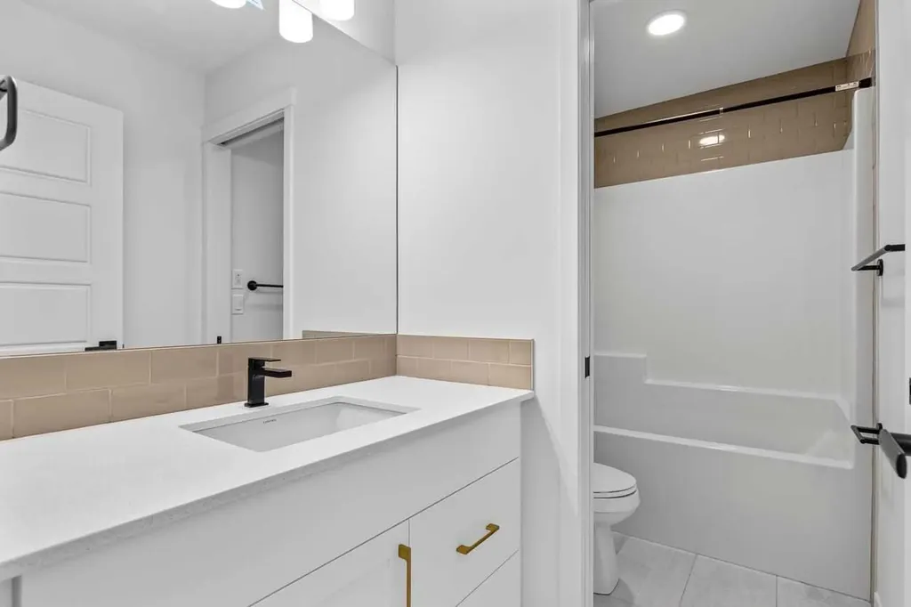 131 Corner Glen Grove NE Calgary AB T3N 2S3