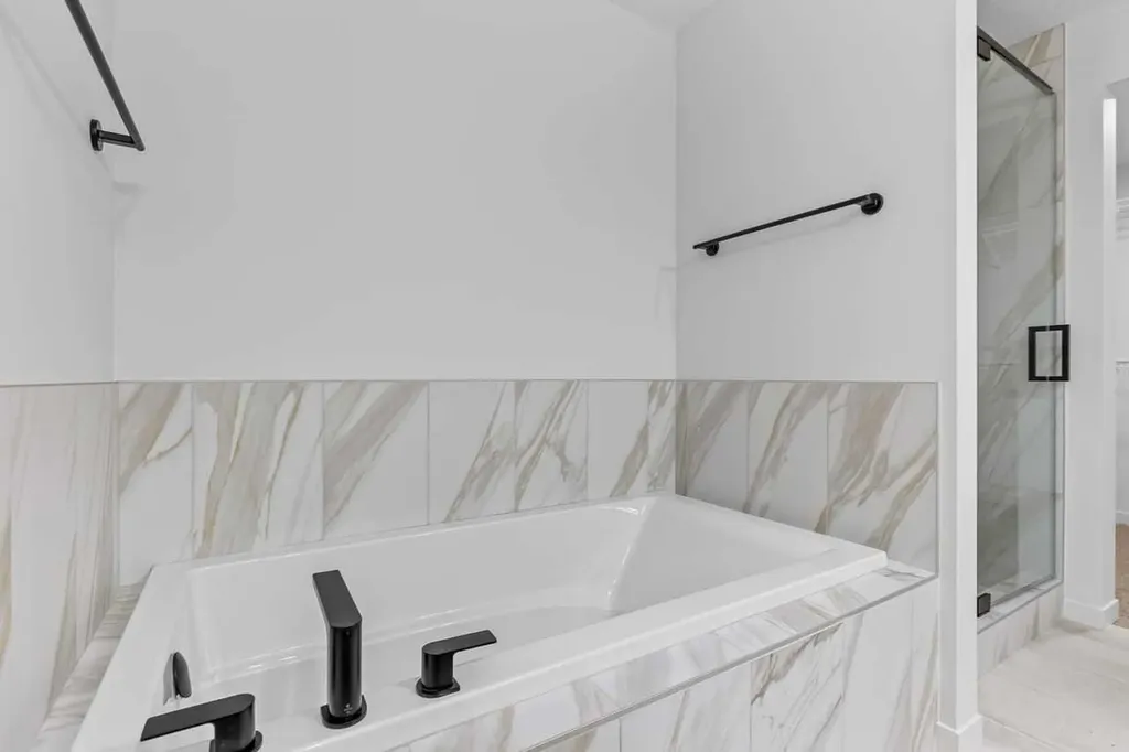 131 Corner Glen Grove NE Calgary AB T3N 2S3