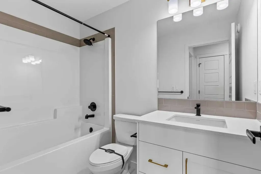 131 Corner Glen Grove NE Calgary AB T3N 2S3