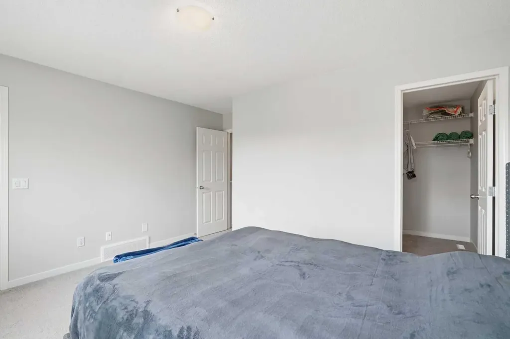 29 Copperfield Heath SE Calgary AB T2Z 4V2