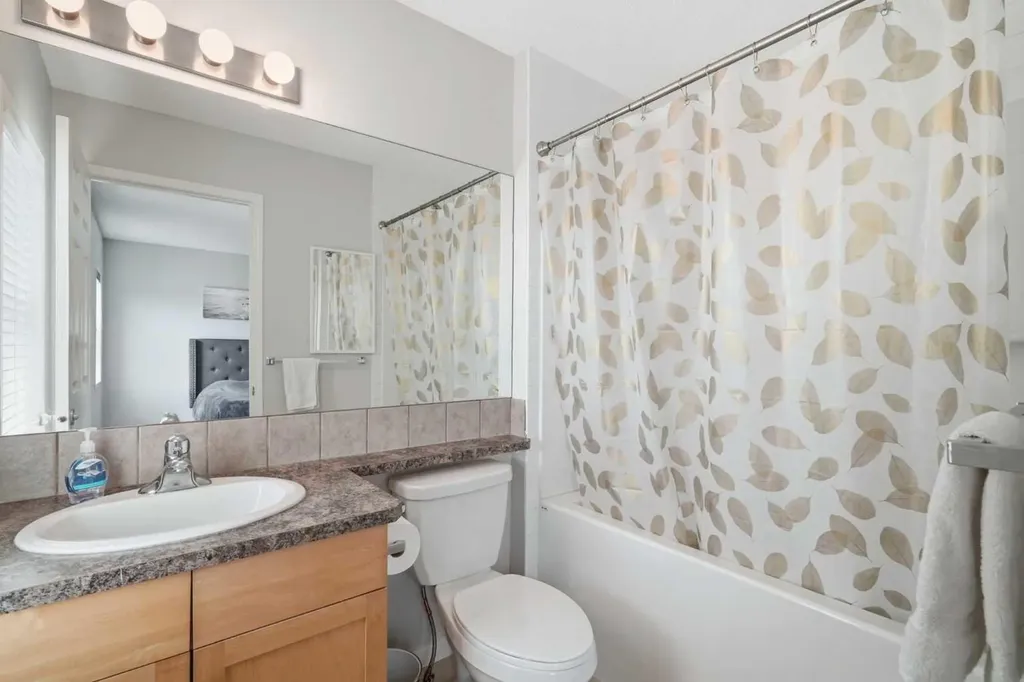 29 Copperfield Heath SE Calgary AB T2Z 4V2