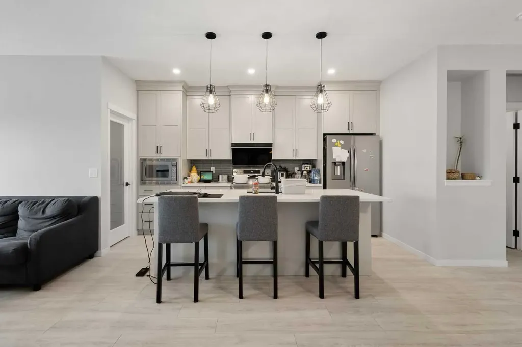 22 Edith Manor NW Calgary AB T3R 1Y7
