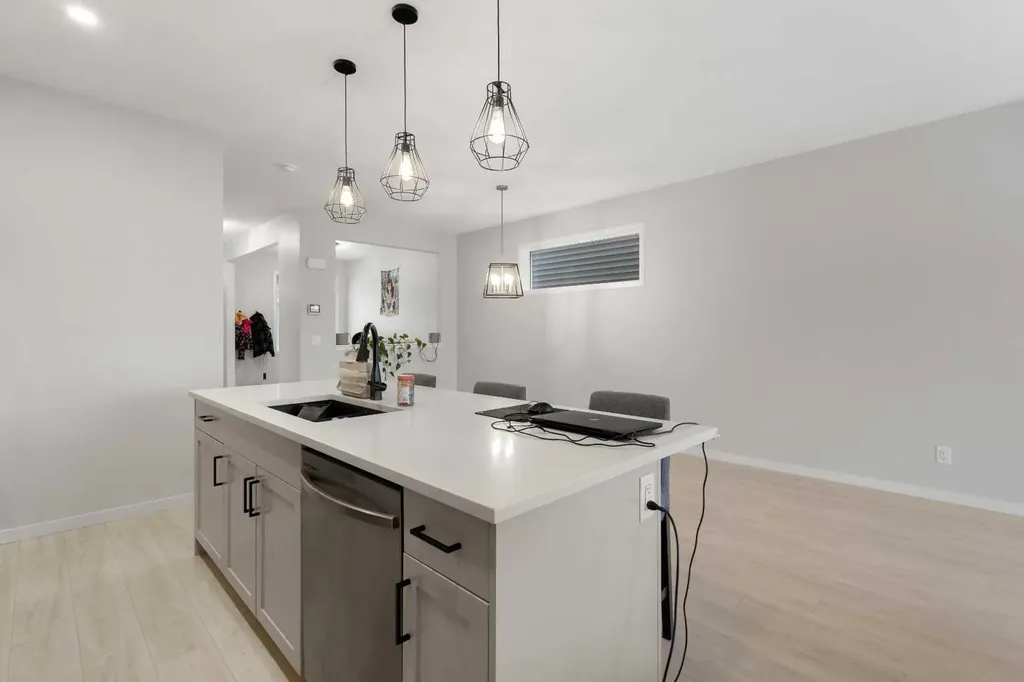 22 Edith Manor NW Calgary AB T3R 1Y7