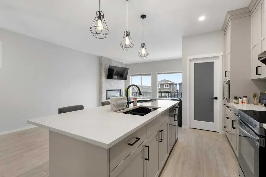 22 Edith Manor NW Calgary AB T3R 1Y7