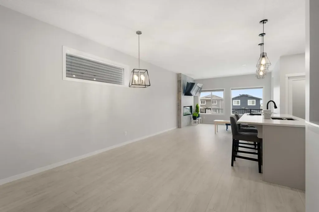 22 Edith Manor NW Calgary AB T3R 1Y7