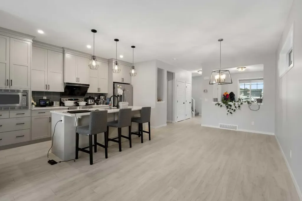 22 Edith Manor NW Calgary AB T3R 1Y7