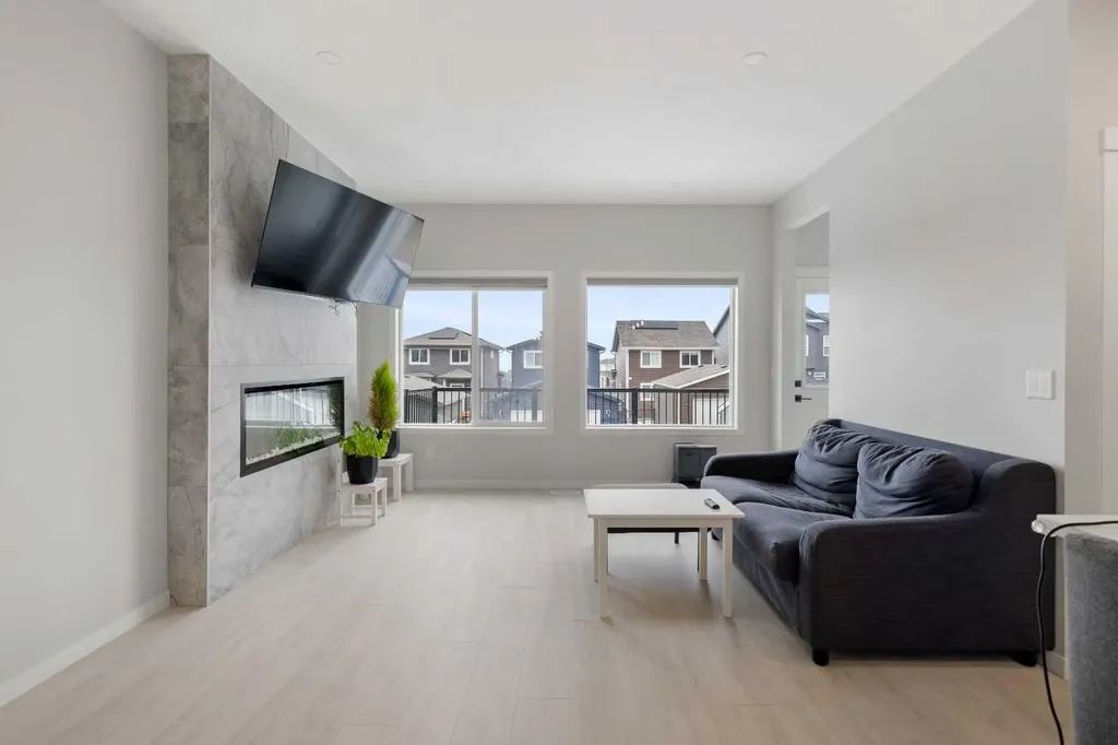 22 Edith Manor NW Calgary AB T3R 1Y7