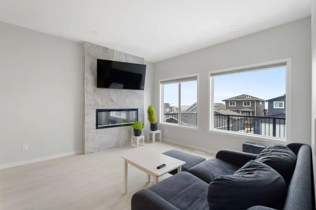 22 Edith Manor NW Calgary AB T3R 1Y7