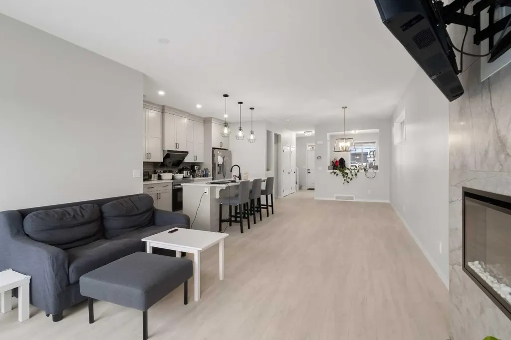 22 Edith Manor NW Calgary AB T3R 1Y7