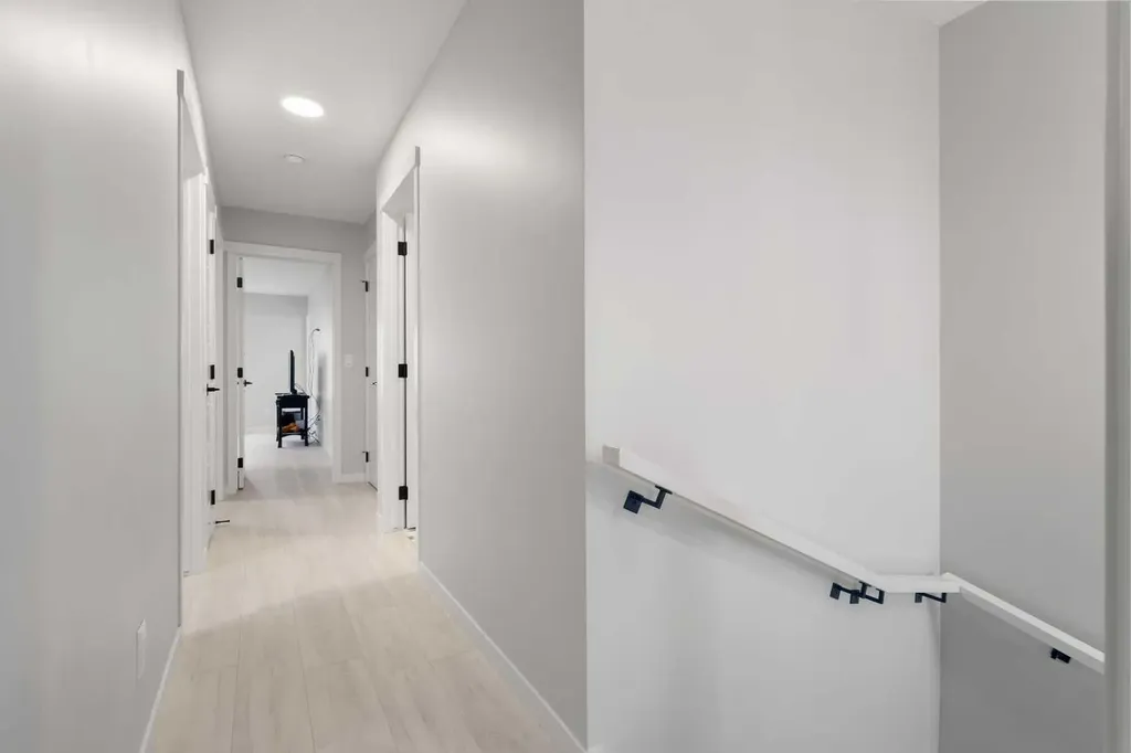 22 Edith Manor NW Calgary AB T3R 1Y7