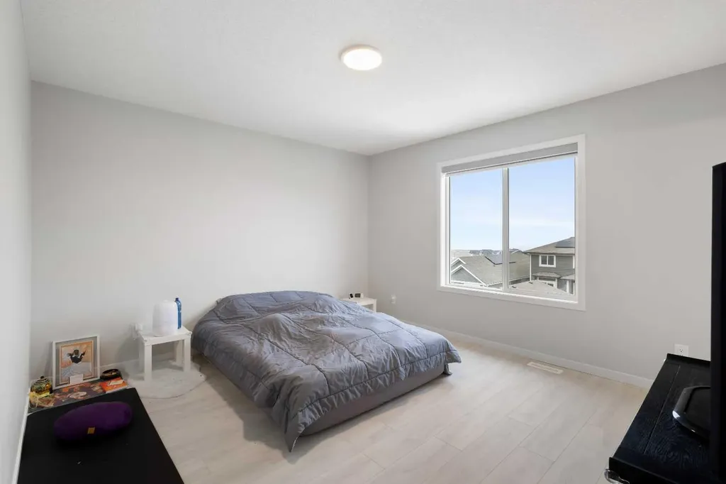 22 Edith Manor NW Calgary AB T3R 1Y7