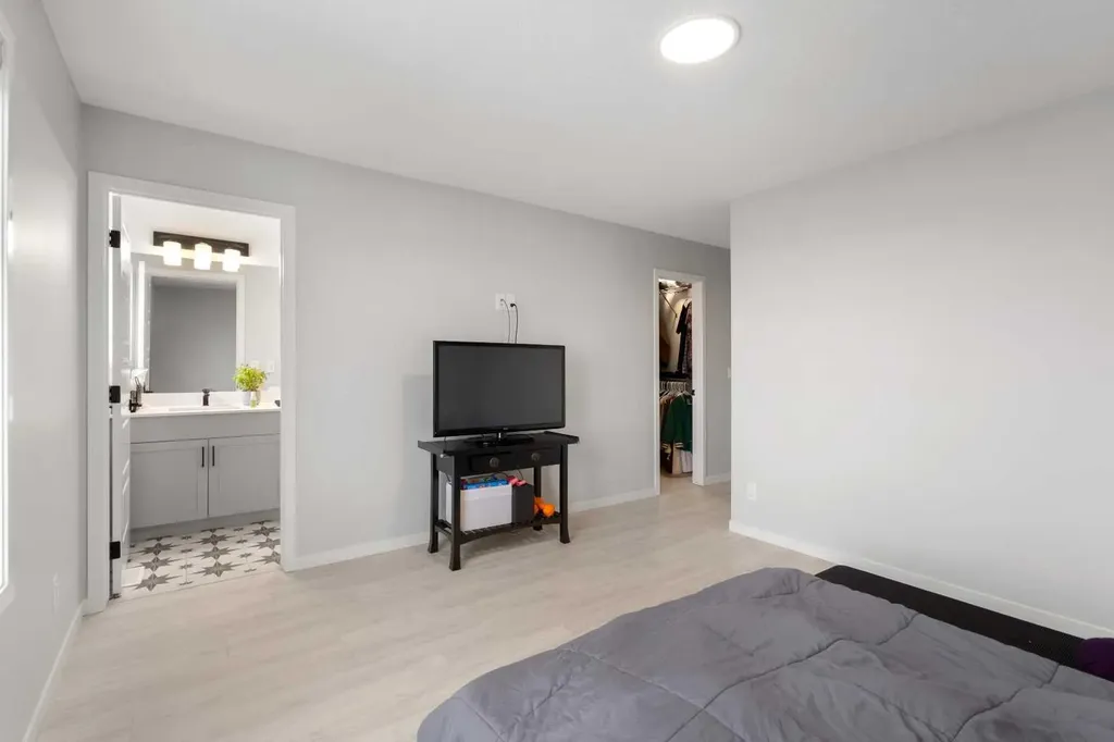 22 Edith Manor NW Calgary AB T3R 1Y7