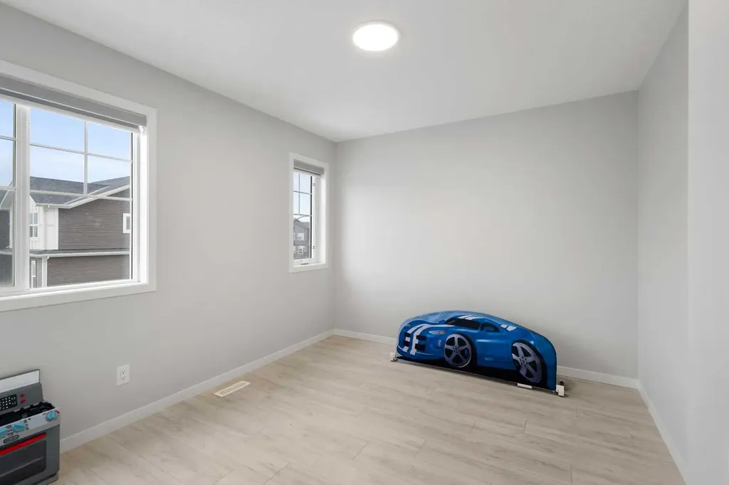 22 Edith Manor NW Calgary AB T3R 1Y7