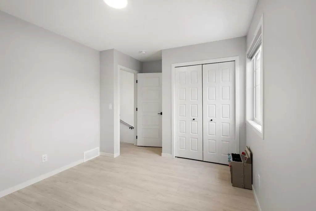 22 Edith Manor NW Calgary AB T3R 1Y7