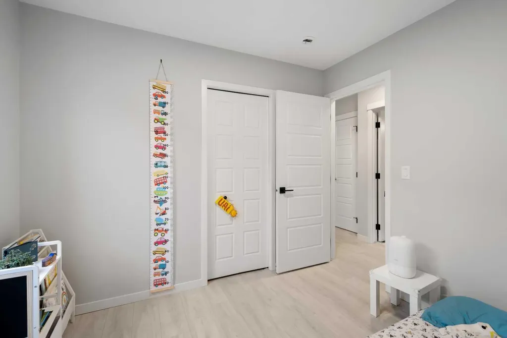 22 Edith Manor NW Calgary AB T3R 1Y7