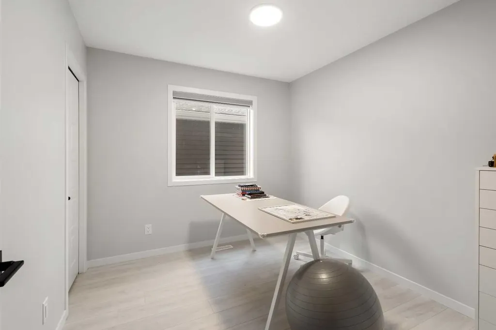 22 Edith Manor NW Calgary AB T3R 1Y7
