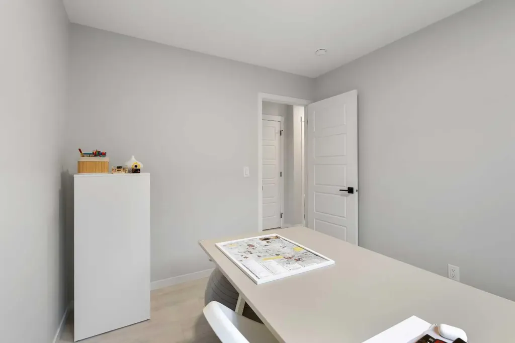22 Edith Manor NW Calgary AB T3R 1Y7