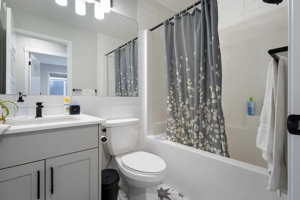 22 Edith Manor NW Calgary AB T3R 1Y7