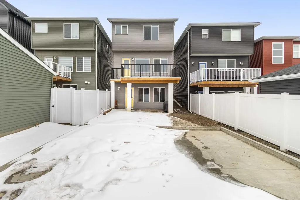 22 Edith Manor NW Calgary AB T3R 1Y7