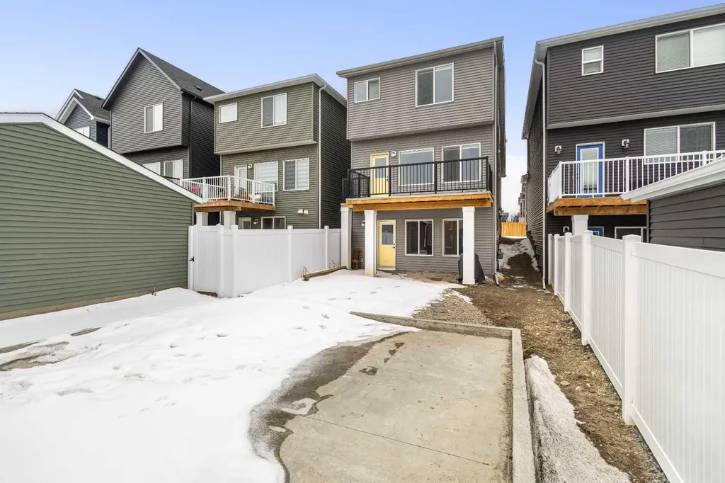 22 Edith Manor NW Calgary AB T3R 1Y7