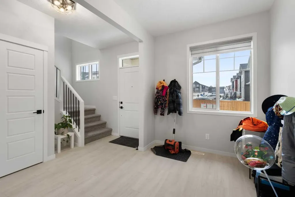 22 Edith Manor NW Calgary AB T3R 1Y7