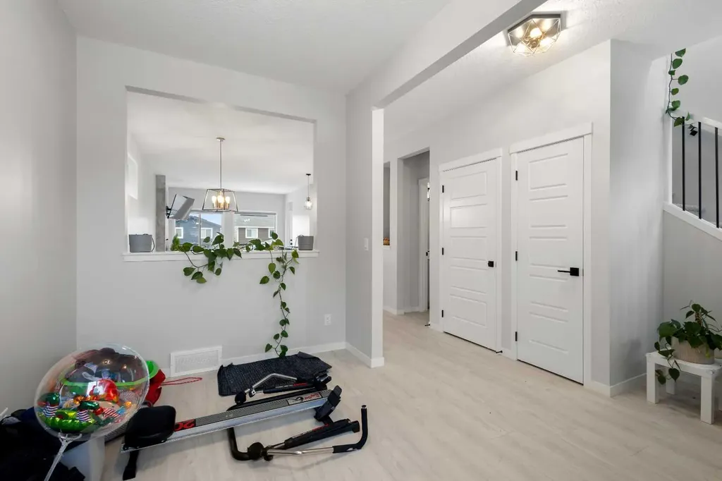 22 Edith Manor NW Calgary AB T3R 1Y7