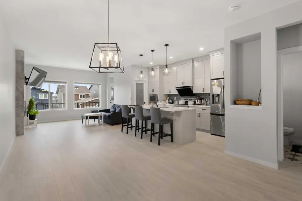 22 Edith Manor NW Calgary AB T3R 1Y7