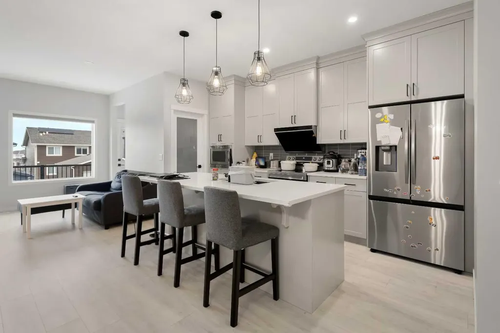 22 Edith Manor NW Calgary AB T3R 1Y7