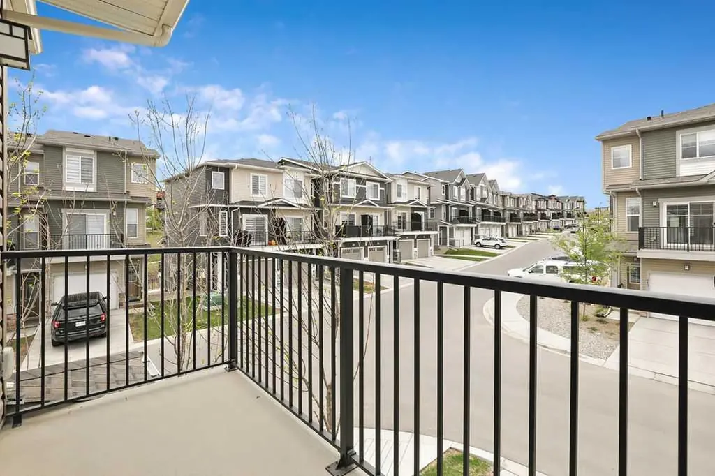 902 Sage Hill Grove NW Calgary AB T3R 2A2