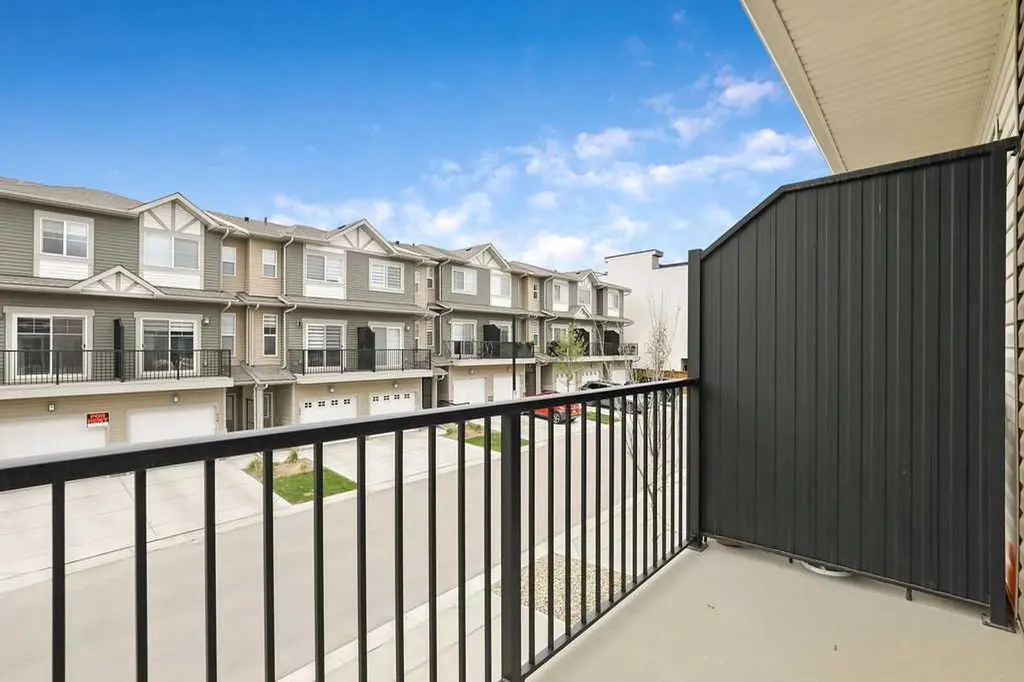 902 Sage Hill Grove NW Calgary AB T3R 2A2